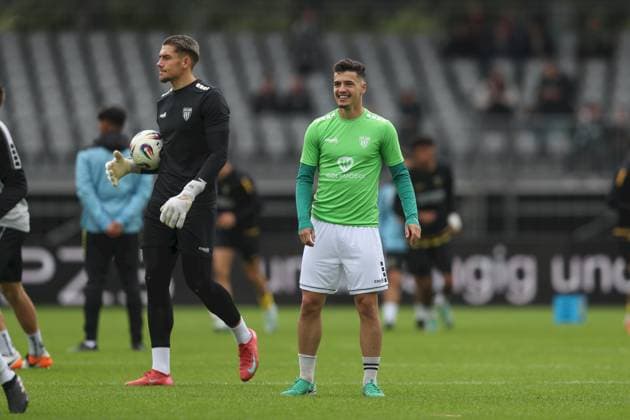 27 09 2025, xjcx, Herren, Fußball, Saison 2025 2026, 3 Liga, 8 Spieltag 1 FC Schweinfurt 1905 TSV Alemannia Aachen Maximilian Weisbäcker 40, 1 FC Schweinfurt 1905 , Fabio Luque Notaro 28, 1 FC Schweinfurt 1905 , DFL DFB regulations prohibit using photographs as image sequences or quasi video Schweinfurt Sachs Stadion Bayern Deutschland