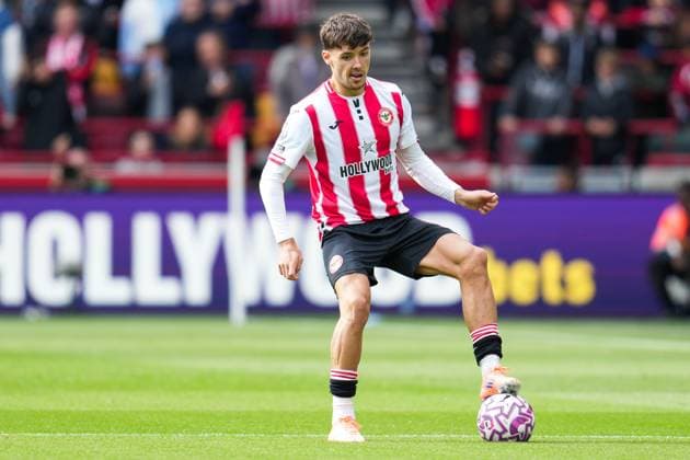 Premier League Brentford v Manchester United, ManU Aaron Hickey of Brentford with the ballduring the Premier League match Brentford vs Manchester United at The Gtech Community Stadium, London, United Kingdom, 27th September 2025 (Photo by Harvey Murphy News Images) Copyright: xHarveyxMurphy NewsxImagesx