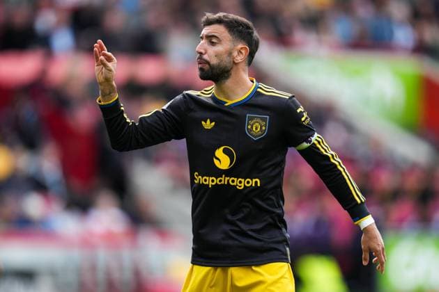 Premier League Brentford v Manchester United, ManU Bruno Fernandes of Manchester United giving out instructions to teammates during the Premier League match Brentford vs Manchester United at The Gtech Community Stadium, London, United Kingdom, 27th September 2025 (Photo by Harvey Murphy News Images) Copyright: xHarveyxMurphy NewsxImagesx
