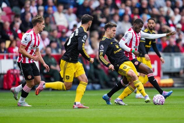 Premier League Brentford v Manchester United, ManU Manuel Ugarte of Manchester United attempts to make a pass under pressure from Brentford players during the Premier League match Brentford vs Manchester United at The Gtech Community Stadium, London, United Kingdom, 27th September 2025 (Photo by Harvey Murphy News Images) Copyright: xHarveyxMurphy NewsxImagesx