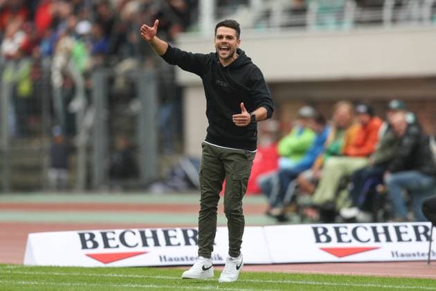 27 09 2025, xjcx, Herren, Fußball, Saison 2025 2026, 3 Liga, 8 Spieltag 1 FC Schweinfurt 1905 TSV Alemannia Aachen Victor Kleinhenz Cheftrainer, 1 FC Schweinfurt 1905 gestikuliert, Arme, Hände, gibt Anweisungen, DFL DFB regulations prohibit using photographs as image sequences or quasi video Schweinfurt Sachs Stadion Bayern Deutschland