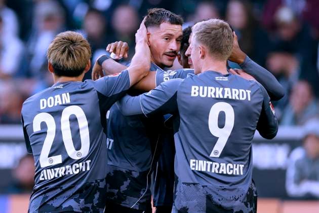 KOCH Robin Kapitaen Eintracht Frankfurt jubilation around goalscorer Koch after his first goal DFL Bundesliga season 2025 2026 match Borussia Moenchengladbach Frankfurt 4 6 on 27 09 2025 in Moenchengladbach DFL REGULATIONS PROHIBIT ANY USE OF PHOTOGRAPHS as IMAGE SEQUENCES and or QUASI VIDEO Copyright: xLacixPerenyix