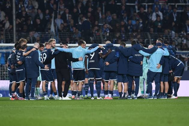 Soccer 2 Bundesliga 7 Matchday VfL Bochum Fortuna Düsseldorf on 27 09 2025 at the Vonovia Ruhrstadion in Bochum Player circle Team VfL Bochum swears in after the match DFL regulations prohibit any use of photographs as image sequences and or quasi video xRx