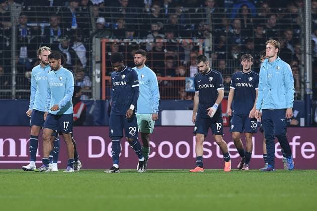 Soccer 2 Bundesliga 7 Matchday VfL Bochum Fortuna Düsseldorf on 27 09 2025 at Vonovia Ruhrstadion in Bochum Disappointed Bochum players leave the pitch DFL regulations prohibit any use of photographs as image sequences and or quasi video xRx