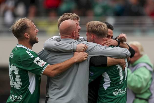 27 09 2025, xjcx, Herren, Fußball, Saison 2025 2026, 3 Liga, 8 Spieltag 1 FC Schweinfurt 1905 TSV Alemannia Aachen Torjubel nach dem 1 0 durch Jakob Tranziska 17, 1 FC Schweinfurt 1905 , hier mit Johannes Geis 30, 1 FC Schweinfurt 1905 , Philipp Hilmer Co Trainer, 1 FC Schweinfurt 1905 , Michael Gehret Athletics Coach, 1 FC Schweinfurt 1905 , Victor Kleinhenz Head Coach, 1 FC Schweinfurt 1905 , DFL DFB regulations prohibit using photographs as image sequences or quasi video Schweinfurt Sachs Stadion Bayern Germany