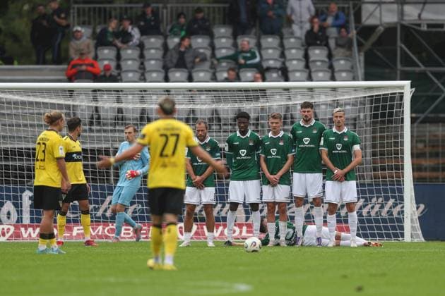 27 09 2025, xjcx, Herren, Fußball, Saison 2025 2026, 3 Liga, 8 Spieltag 1 FC Schweinfurt 1905 TSV Alemannia Aachen Freistoß Szene zum 1 1, DFL DFB regulations prohibit using photographs as image sequences or quasi video Schweinfurt Sachs Stadion Bayern Germany