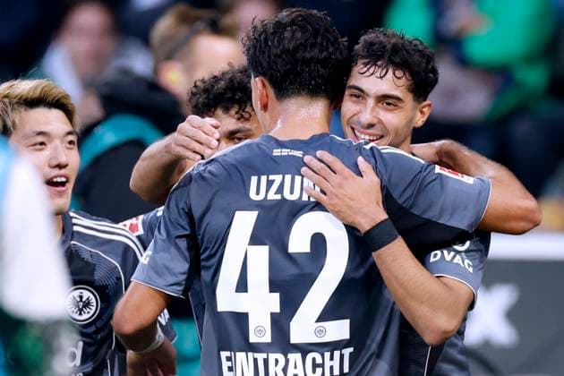 UZUN Can Team Eintracht Frankfurt cheers after his goal with CHAIBI Fares DFL Bundesliga Saison 2025 2026 Spiel Borussia Moenchengladbach Frankfurt 4 6 am 27 09 2025 in Moenchengladbach DFL REGULATIONS PROHIBIT ANY USE OF PHOTOGRAPHS as IMAGE SEQUENCES and or QUASI VIDEO Copyright: xLacixPerenyix