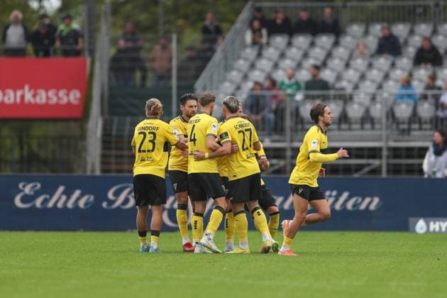 27 09 2025, xjcx, Herren, Fußball, Saison 2025 2026, 3 Liga, 8 Spieltag 1 FC Schweinfurt 1905 TSV Alemannia Aachen Alemannia Aachen celebrates the 1 1 by Lukas Scepanik 7, Alemannia Aachen , DFL DFB regulations prohibit using photographs as image sequences or quasi video Schweinfurt Sachs Stadion Bayern Germany
