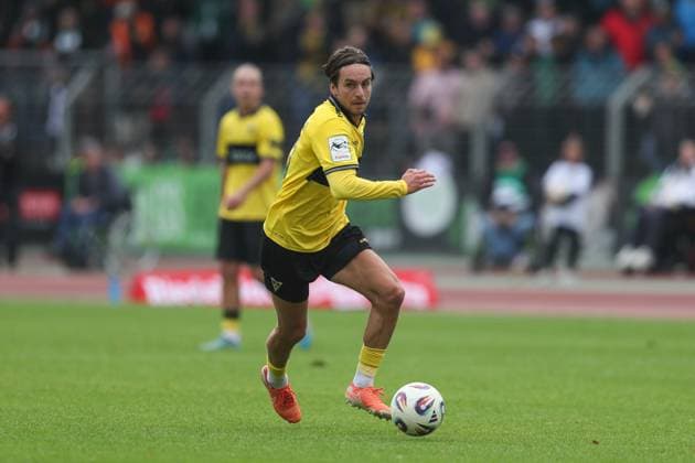 27 09 2025, xjcx, Herren, Fußball, Saison 2025 2026, 3 Liga, 8 Spieltag 1 FC Schweinfurt 1905 TSV Alemannia Aachen Gianluca Gaudino 10, Alemannia Aachen , DFL DFB regulations prohibit using photographs as image sequences or quasi video Schweinfurt Sachs Stadion Bayern Germany