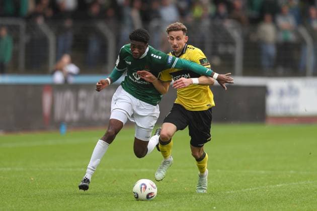 27 09 2025, xjcx, Herren, Fußball, Saison 2025 2026, 3 Liga, 8 Spieltag 1 FC Schweinfurt 1905 TSV Alemannia Aachen Uche Obiogumu 27, 1 FC Schweinfurt 1905 und Felix Meyer 4, Alemannia Aachen , DFL DFB regulations prohibit using photographs as image sequences or quasi video Schweinfurt Sachs Stadion Bayern Deutschland