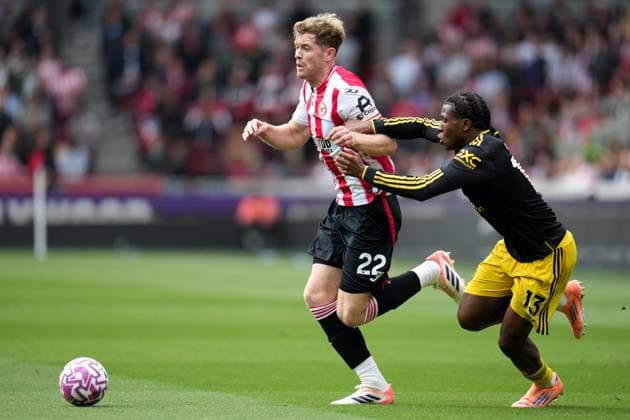 Premier League Brentford v Manchester United, ManU Patrick Dorgu of Manchester United tries to pull back Nathan Collins of Brentford during the Premier League match Brentford vs Manchester United at The Gtech Community Stadium, London, United Kingdom, 27th September 2025 (Photo by Harvey Murphy News Images) Copyright: xHarveyxMurphy NewsxImagesx