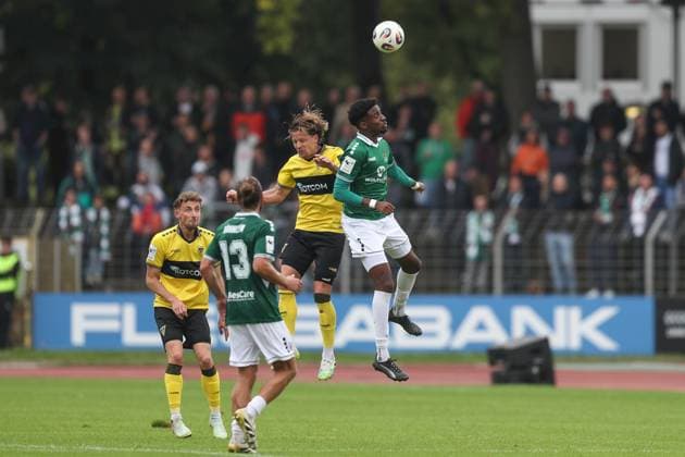 27 09 2025, xjcx, Herren, Fußball, Saison 2025 2026, 3 Liga, 8 Spieltag 1 FC Schweinfurt 1905 TSV Alemannia Aachen Bentley Baxter Bahn 8, Alemannia Aachen und Uche Obiogumu 27, 1 FC Schweinfurt 1905 , DFL DFB regulations prohibit using photographs as image sequences or quasi video Schweinfurt Sachs Stadion Bayern Deutschland