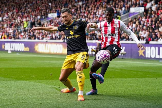 Premier League Brentford v Manchester United, ManU Dango Ouattara of Brentford and Diogo Dalot of Manchester United during the Premier League match Brentford vs Manchester United at The Gtech Community Stadium, London, United Kingdom, 27th September 2025 (Photo by Harvey Murphy News Images) Copyright: xHarveyxMurphy NewsxImagesx