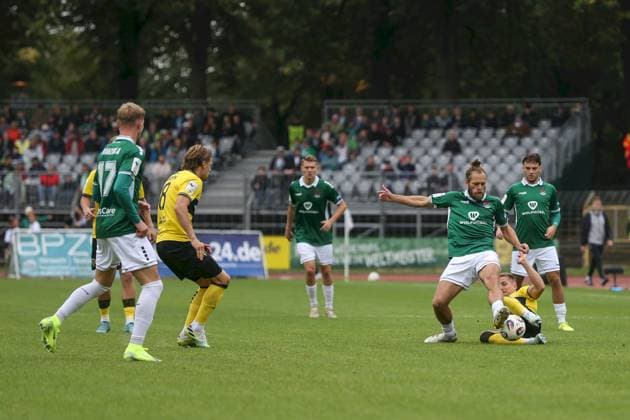 27 09 2025, xjcx, Herren, Fußball, Saison 2025 2026, 3 Liga, 8 Spieltag 1 FC Schweinfurt 1905 TSV Alemannia Aachen Kristian Böhnlein 13, 1 FC Schweinfurt 1905 und Lukas Scepanik 7, Alemannia Aachen , DFL DFB regulations prohibit using photographs as image sequences or quasi video Schweinfurt Sachs Stadion Bayern Deutschland