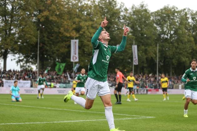 27 09 2025, xjcx, Herren, Fußball, Saison 2025 2026, 3 Liga, 8 Spieltag 1 FC Schweinfurt 1905 TSV Alemannia Aachen Jakob Tranziska 17, 1 FC Schweinfurt 1905 bejubelt sein Tor zum 1 0, DFL DFB regulations prohibit using photographs as image sequences or quasi video Schweinfurt Sachs Stadion Bayern Deutschland