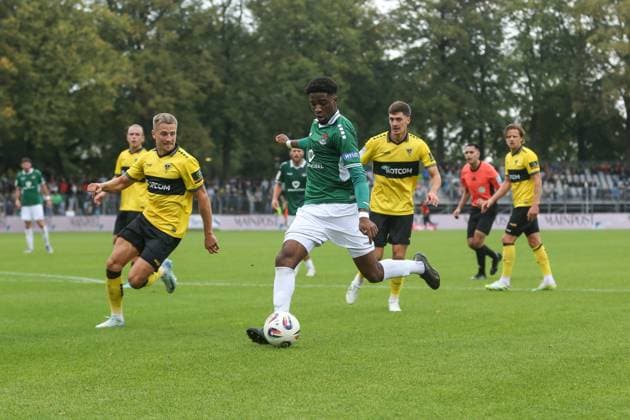 27 09 2025, xjcx, Herren, Fußball, Saison 2025 2026, 3 Liga, 8 Spieltag 1 FC Schweinfurt 1905 TSV Alemannia Aachen Lukas Scepanik 7, Alemannia Aachen und Uche Obiogumu 27, 1 FC Schweinfurt 1905 , DFL DFB regulations prohibit using photographs as image sequences or quasi video Schweinfurt Sachs Stadion Bayern Deutschland