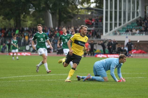 27 09 2025, xjcx, Herren, Fußball, Saison 2025 2026, 3 Liga, 8 Spieltag 1 FC Schweinfurt 1905 TSV Alemannia Aachen Mika Schroers 27, Alemannia Aachen überwindet Toni Stahl 1, 1 FC Schweinfurt 1905 zum 1 1, DFLB DFB regulations prohibit using photographs as image sequences or quasi video Schweinfurt Sachs Stadion Bayern Deutschland