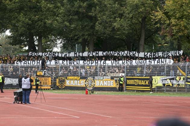 27 09 2025, xjcx, Herren, Fußball, Saison 2025 2026, 3 Liga, 8 Spieltag 1 FC Schweinfurt 1905 TSV Alemannia Aachen Spruchband im Gäste Fanblock von Alemannia Aachen Solidarität mit dem Fanprojekt Karlsruhe, Standhaft bleiben Sophia, Volker und Stani, DFL DFB regulations prohibit using photographs as image sequences or quasi video Schweinfurt Sachs Stadion Bayern Deutschland