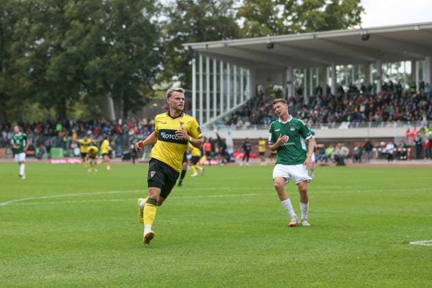 27 09 2025, xjcx, Herren, Fußball, Saison 2025 2026, 3 Liga, 8 Spieltag 1 FC Schweinfurt 1905 TSV Alemannia Aachen Mika Schroers 27, Alemannia Aachen , DFL DFB regulations prohibit using photographs as image sequences or quasi video Schweinfurt Sachs Stadion Bayern Deutschland