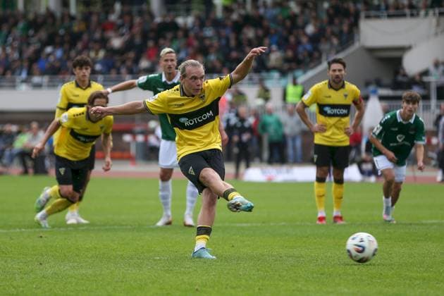 27 09 2025, xjcx, Herren, Fußball, Saison 2025 2026, 3 Liga, 8 Spieltag 1 FC Schweinfurt 1905 TSV Alemannia Aachen Lars Gindorf 23, Alemannia Aachen , Elfmeter zum 1 5, DFL DFB regulations prohibit using photographs as image sequences or quasi video Schweinfurt Sachs Stadion Bayern Deutschland