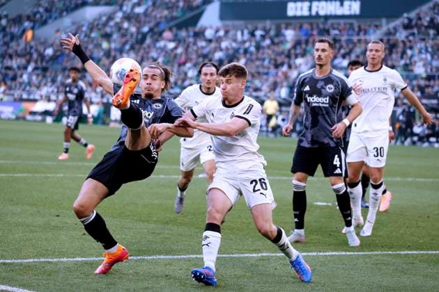 THEATE Arthur Eintracht Frankfurt with ULLRICH Lukas DFL Bundesliga Season 2025 2026 Match Borussia Moenchengladbach Frankfurt 4 6 on 27 09 2025 in Moenchengladbach DFL REGULATIONS PROHIBIT ANY USE OF PHOTOGRAPHS as IMAGE SEQUENCES and or QUASI VIDEO Copyright: xLacixPerenyix