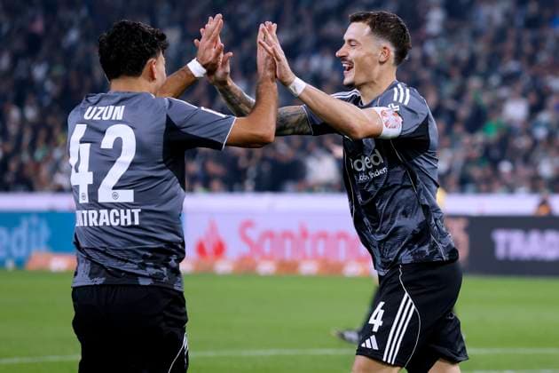 KOCH Robin Kapitaen Team Eintracht Frankfurt cheers after his second goal to 0 6 with UZUN Can DFL Bundesliga Saison 2025 2026 Spiel Borussia Moenchengladbach Frankfurt 4 6 am 27 09 2025 in Moenchengladbach DFL REGULATIONS PROHIBIT ANY USE OF PHOTOGRAPHS as IMAGE SEQUENCES and or QUASI VIDEO Copyright: xLacixPerenyix