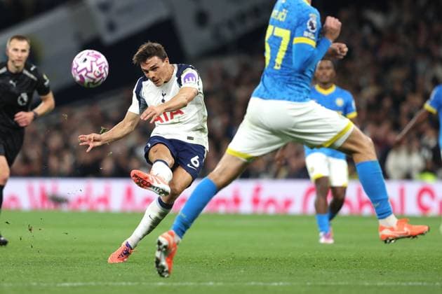 Tottenham Hotspur vs. Wolverhampton Wanderers 27. September 2025 London Premier League Fußball Tottenham Hotspur vs. Wolverhampton Wanderers Joao Palhinha von Tottenham Hotspur hat einen Schuss Foto von Mark Leech London UK  Copyright: xMarkxLeechxOffside