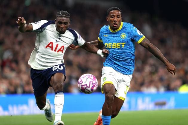 Tottenham Hotspur gegen Wolverhampton Wanderers 27. September 2025 London Premier League Fußball Tottenham Hotspur gegen Wolverhampton Wanderers Mohammed Kudus von Tottenham Hotspur und Jackson Tchatchoua von Wolverhampton Wanderers Foto  Copyright: xMarkxLeechxOffside