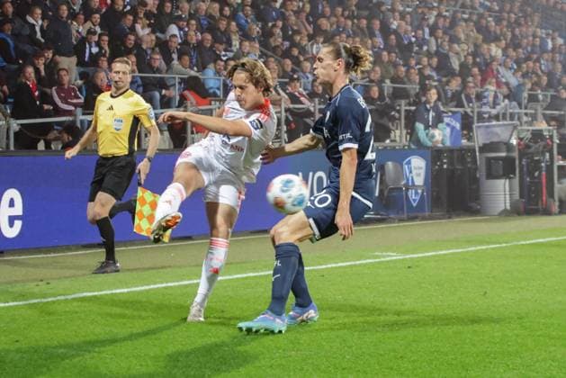 27 09 2025, xgrfx, Soccer 2 Bundesliga, VfL Bochum Fortuna Duesseldorf v l Valgeir Fridriksson Fortuna Düsseldorf , Noah Loosil VfL Bochum DFL DFB REGULATIONS PROHIBIT ANY USE OF PHOTOGRAPHS as IMAGE SEQUENCES and or QUASI VIDEO Bochum