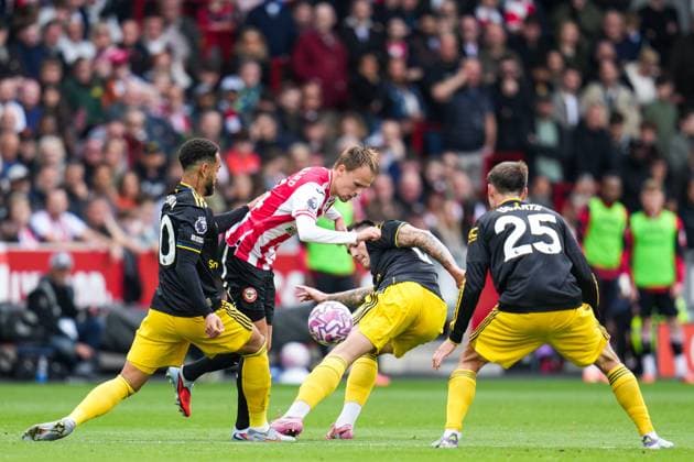 Premier League Brentford v Manchester United, ManU Mikkel Damsgaard of Brentford with the ball under pressure from Manchester United players during the Premier League match Brentford vs Manchester United at The Gtech Community Stadium, London, United Kingdom, 27th September 2025 (Photo by Harvey Murphy News Images) Copyright: xHarveyxMurphy NewsxImagesx