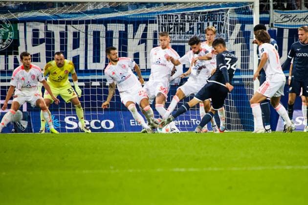 27 09 2025, xgrfx, Soccer 2 Bundesliga, VfL Bochum Fortuna Duesseldorf v l Matthias Zimmermann, Jordy des Wijs Fortuna Düsseldorf , Benjamin Lenz VfL Bochum DFL DFB REGULATIONS PROHIBIT ANY USE OF PHOTOGRAPHS as IMAGE SEQUENCES and or QUASI VIDEO Bochum