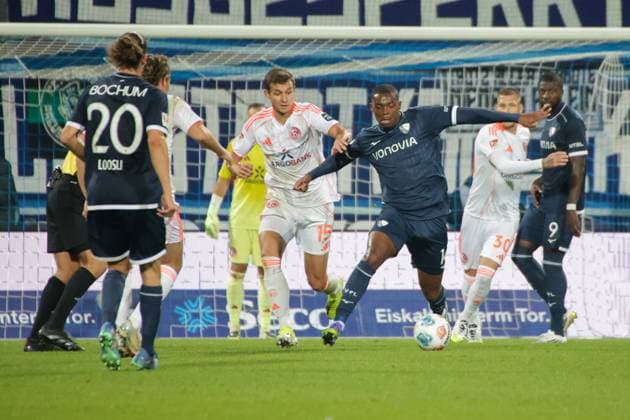 27 09 2025, xgrfx, Soccer 2 Bundesliga, VfL Bochum Fortuna Duesseldorf v l Tim Oberdorf Fortuna Düsseldorf , Mathis Clairicia VfL Bochum DFL DFB REGULATIONS PROHIBIT ANY USE OF PHOTOGRAPHS as IMAGE SEQUENCES and or QUASI VIDEO Bochum