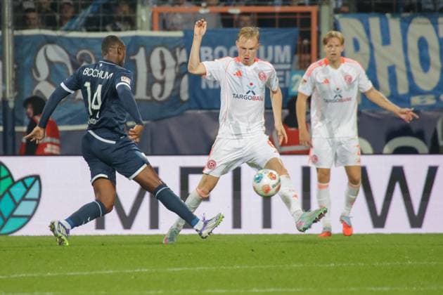 27 09 2025, xgrfx, Soccer 2 Bundesliga, VfL Bochum Fortuna Duesseldorf v l Mathis Clairicia VfL Bochum , Tim Breithaupt Fortuna Düsseldorf DFL DFB REGULATIONS PROHIBIT ANY USE OF PHOTOGRAPHS as IMAGE SEQUENCES and or QUASI VIDEO Bochum