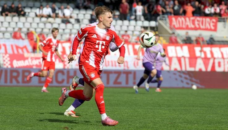 27 09 2025, xfsx, Herren, Fußball, Saison 2025 2026, Regionalliga Bayern, 11 Spieltag FC Bayern Muenchen II FC Wuerzburger Kickers v li Lennart Karl FC Bayern Muenchen II , Freisteller, Einzelbild, Aktion Muenchen Stadion an der Gruenwalder Strasse Bayern Deutschland