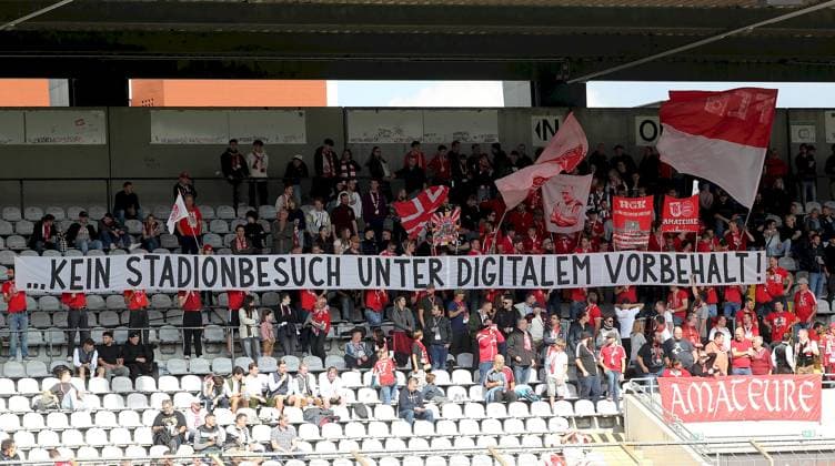 27 09 2025, xfsx, Herren, Fußball, Saison 2025 2026, Regionalliga Bayern, 11 Spieltag FC Bayern Muenchen II FC Wuerzburger Kickers v li Fans of FC Bayern Muenchen II hold up a banner with the inscription KEIN STADIONBESUCH UNTER DIGITALEM VORBEHALT Muenchen Stadion an der Gruenwalder Strasse Bayern Germany