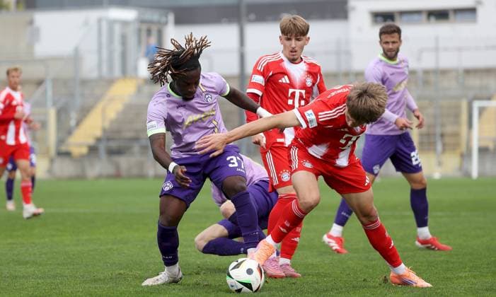 27 09 2025, xfsx, Men, Soccer, Season 2025 2026, Regionalliga Bayern, 11 Matchday FC Bayern Muenchen II FC Wuerzburger Kickers v li Eliot Muteba FC Wuerzburger Kickers , Magnus Dalpiaz FC Bayern Muenchen II , Jussef Nasrawe FC Bayern Muenchen II , Daniel Haegele FC Wuerzburger Kickers Muenchen Stadion an der Gruenwalder Strasse Bayern Germany