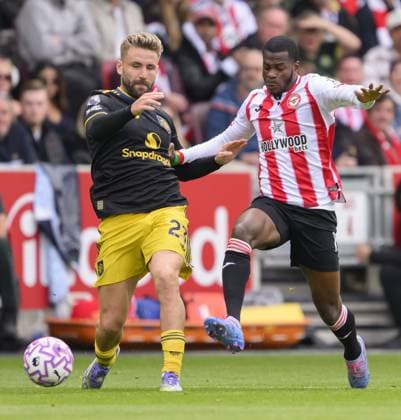 Brentford, London, England, September 27, 2025: Brentford s Dango Ouattara (right) battles with Manchester United, ManU s Luke Shaw (left) during the Premier League match between Brentford F.C. and Manchester United F.C. at the Gtech Community Stadium in Brentford, London, England. (Photo by David Horton Sports Press Photo) Copyright: xDavidxHorton SportsxPressxPhotox Sportspressphoto_SPR33590