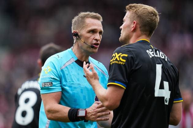 Premier League Brentford v Manchester United, ManU Referee Craig Pawson and Matthijs De Ligt of Manchester United during the Premier League match Brentford vs Manchester United at The Gtech Community Stadium, London, United Kingdom, 27th September 2025 (Photo by Harvey Murphy News Images) Copyright: xHarveyxMurphy NewsxImagesx