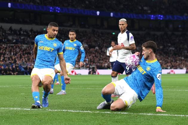 Tottenham Hotspur gegen Wolverhampton Wanderers 27. September 2025 London Premier League Fußball Tottenham Hotspur gegen Wolverhampton Wanderers Andre von Wolverhampton Wanderers klärt den Ball gegen die Brust seines Mitspielers Santiago Bueno Foto  Copyright: xMarkxLeechxOffside