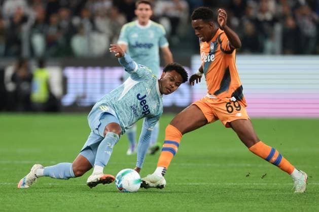 Turin, Italy, 27th September 2025. Weston McKennie of Juventus challenges Honest Ahanor of Atalanta during the Juventus vs Atalanta Serie A match at Allianz Stadium, Turin. Picture credit should read: Jonathan Moscrop Sportimage EDITORIAL USE ONLY. No use with unauthorised audio, video, data, fixture lists, club league logos or live services. Online in-match use limited to 120 images, no video emulation. No use in betting, games or single club league player publications. SPI_028_JM_JUVE_ATALANTA SPI-4163-0028