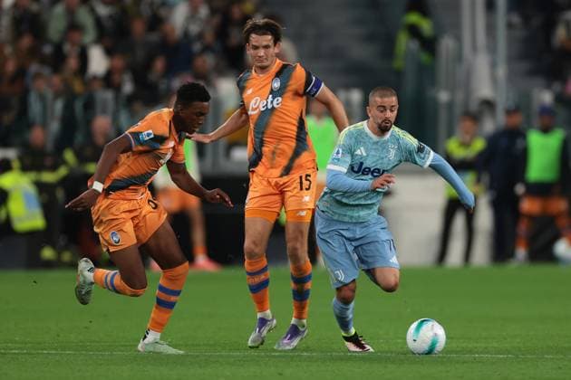 Turin, Italy, 27th September 2025. Edon Zhegrova of Juventus takes on Honest Ahanor and Marten De Roon of Atalanta during the Juventus vs Atalanta Serie A match at Allianz Stadium, Turin. Picture credit should read: Jonathan Moscrop Sportimage EDITORIAL USE ONLY. No use with unauthorised audio, video, data, fixture lists, club league logos or live services. Online in-match use limited to 120 images, no video emulation. No use in betting, games or single club league player publications. SPI_025_JM_JUVE_ATALANTA SPI-4163-0025