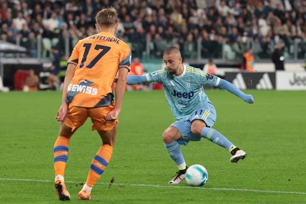 Turin, Italy, 27th September 2025. Charles De Ketelaere of Atalanta looks on as Edon Zhegrova of Juventus turns with the ball during the Juventus vs Atalanta Serie A match at Allianz Stadium, Turin. Picture credit should read: Jonathan Moscrop Sportimage EDITORIAL USE ONLY. No use with unauthorised audio, video, data, fixture lists, club league logos or live services. Online in-match use limited to 120 images, no video emulation. No use in betting, games or single club league player publications. SPI_031_JM_JUVE_ATALANTA SPI-4163-0031