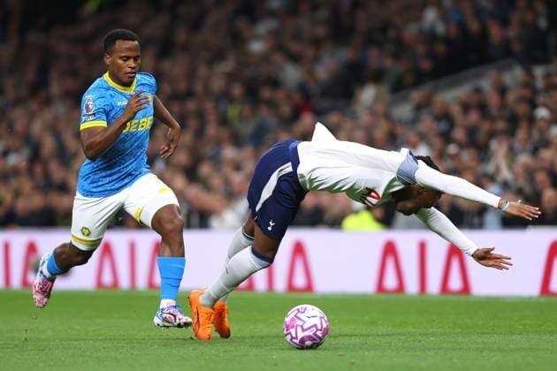 Tottenham Hotspur gegen Wolverhampton Wanderers 27. September 2025 London Premier League Fußball Tottenham Hotspur gegen Wolverhampton Wanderers r Destiny Udogie von Tottenham Hotspur wird von Jhon Arias von Wolverhampton Wanderers vom Ball gestoßen Foto von Mark Leech London UK  Copyright: xMarkxLeechxOffside