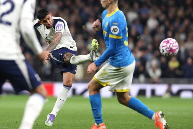 Tottenham Hotspur gegen Wolverhampton Wanderers 27. September 2025 London Premier League Fußball Tottenham Hotspur gegen Wolverhampton Wanderers Cristian Romero von Tottenham Hotspur schießt Foto von Mark Leech London UK  Copyright: xMarkxLeechxOffside