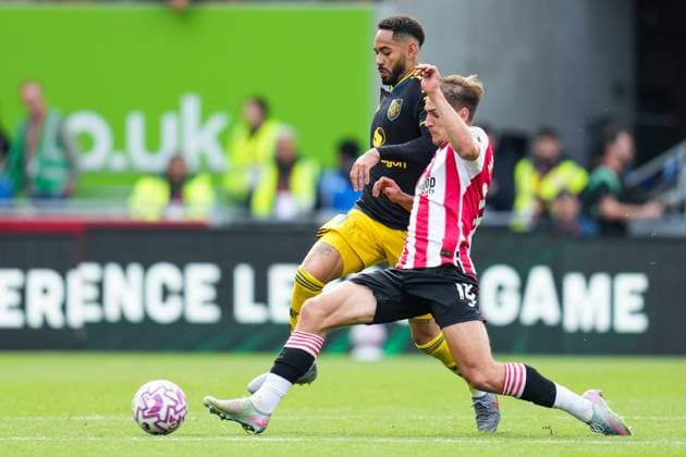 Premier League Brentford v Manchester United, ManU Matheus Cunha of Manchester United and Yehor Yarmolyuk of Brentford battle during the Premier League match Brentford vs Manchester United at The Gtech Community Stadium, London, United Kingdom, 27th September 2025 (Photo by Harvey Murphy News Images) Copyright: xHarveyxMurphy NewsxImagesx