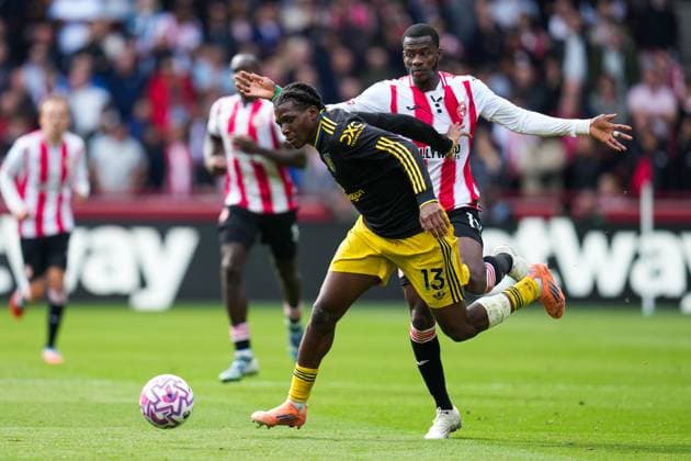 Premier League Brentford v Manchester United, ManU Patrick Dorgu of Manchester United and Dango Ouattara of Brentford during the Premier League match Brentford vs Manchester United at The Gtech Community Stadium, London, United Kingdom, 27th September 2025 (Photo by Harvey Murphy News Images) Copyright: xHarveyxMurphy NewsxImagesx