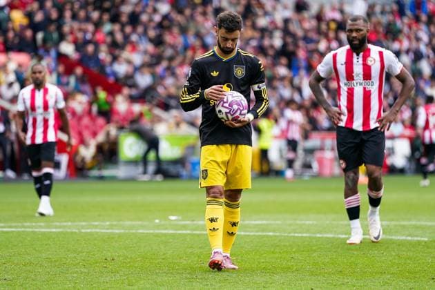 Premier League Brentford v Manchester United, ManU Bruno Fernandes of Manchester United waiting to take penalty during the Premier League match Brentford vs Manchester United at The Gtech Community Stadium, London, United Kingdom, 27th September 2025 (Photo by Harvey Murphy News Images) Copyright: xHarveyxMurphy NewsxImagesx