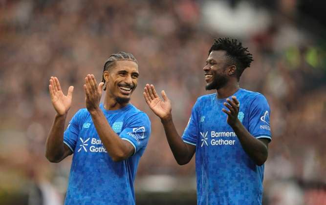 Photo cheering after the final whistle by the players from Leverkusen , here Edmond TAPSOBA the scorer to 0 1 and left Loic BADE Soccer 1 Bundesliga , Matchday 5 on Sat 27 09 2025 FC St Pauli Bayer 04 Leverkusen 1 2