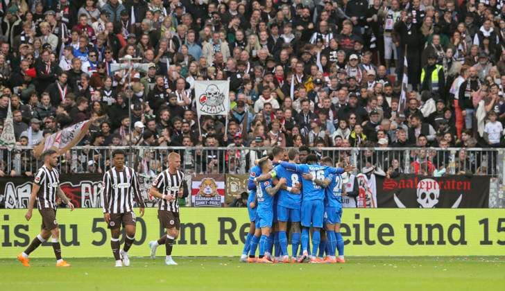 Photo Leverkusen players celebrating after Edmond TAPSOBAs goal Soccer 1 Bundesliga , Matchday 5 on Sat 27 09 2025 FC St Pauli Bayer 04 Leverkusen 1 2