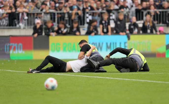 Photo again and again the famous number a streaker from the audience storms the pitch and is overpowered by 3 security guards Soccer 1 Bundesliga , 5 Matchday on Sat 27 09 2025 FC St Pauli Bayer 04 Leverkusen 1 2